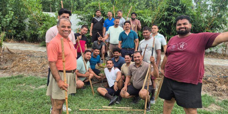रुद्रपुर | आज विश्व पर्यावरण दिवस पर स्वयंसेवकों द्वारा फलदार वृक्षों का रोपण किया गया