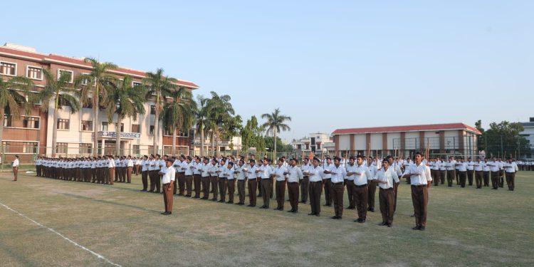 राष्ट्रीय स्वयंसेवक संघ पथ संचलन, स्वयंसेवकों पर हुई जगह जगह पुष्प वर्षा !